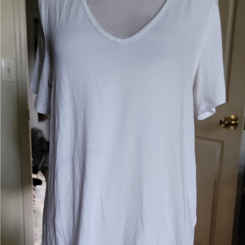Old Navy White V-Neck Short Sleeve Tee